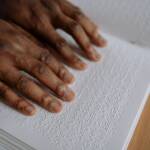 Blindenschrift lesende Hände