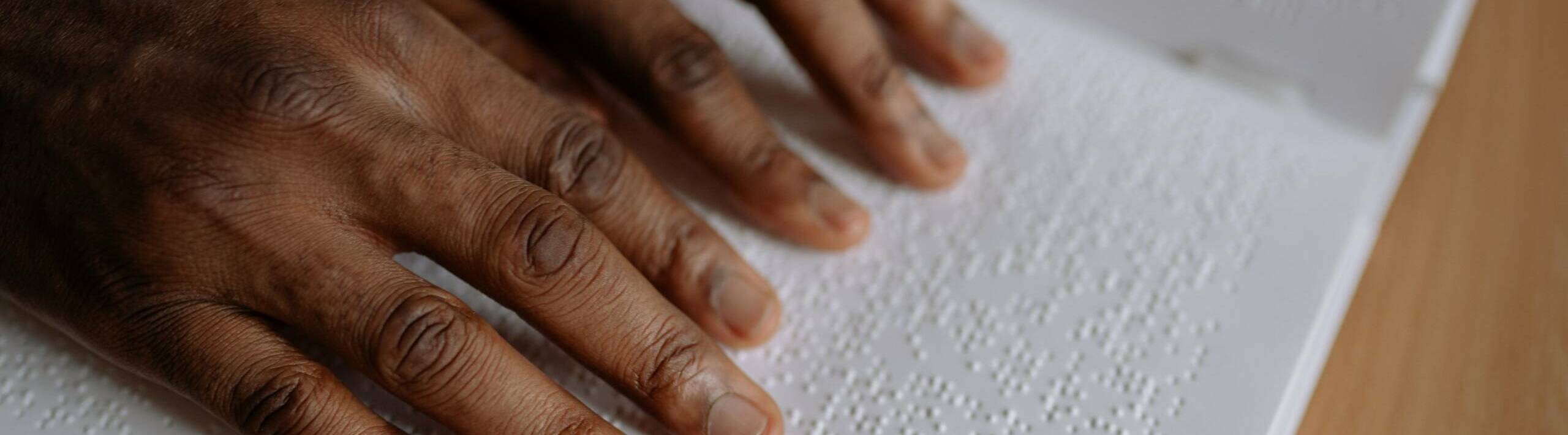 Blindenschrift lesende Hände